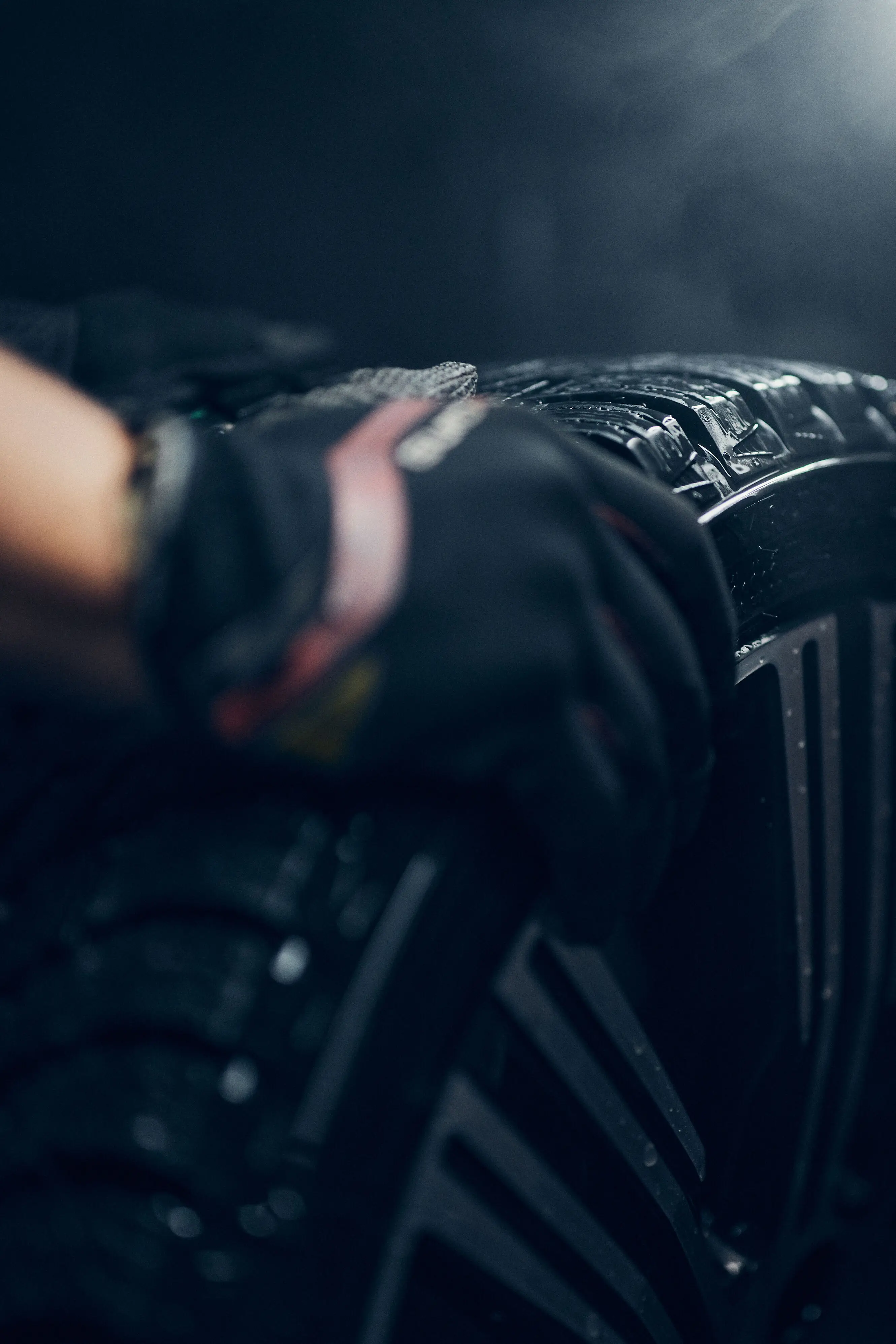 Rullar ett bildäck i närbild