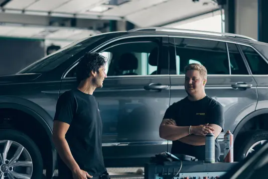 Däckmontörer diskuterar