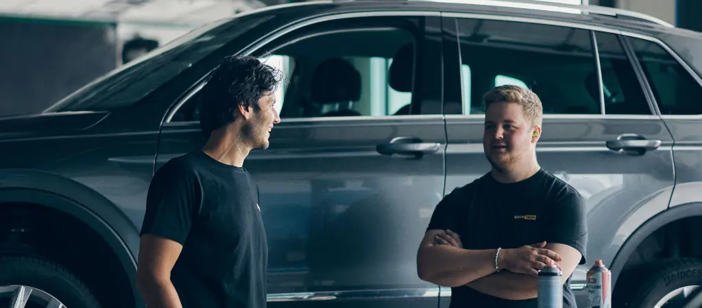 Däckmontörer diskuterar