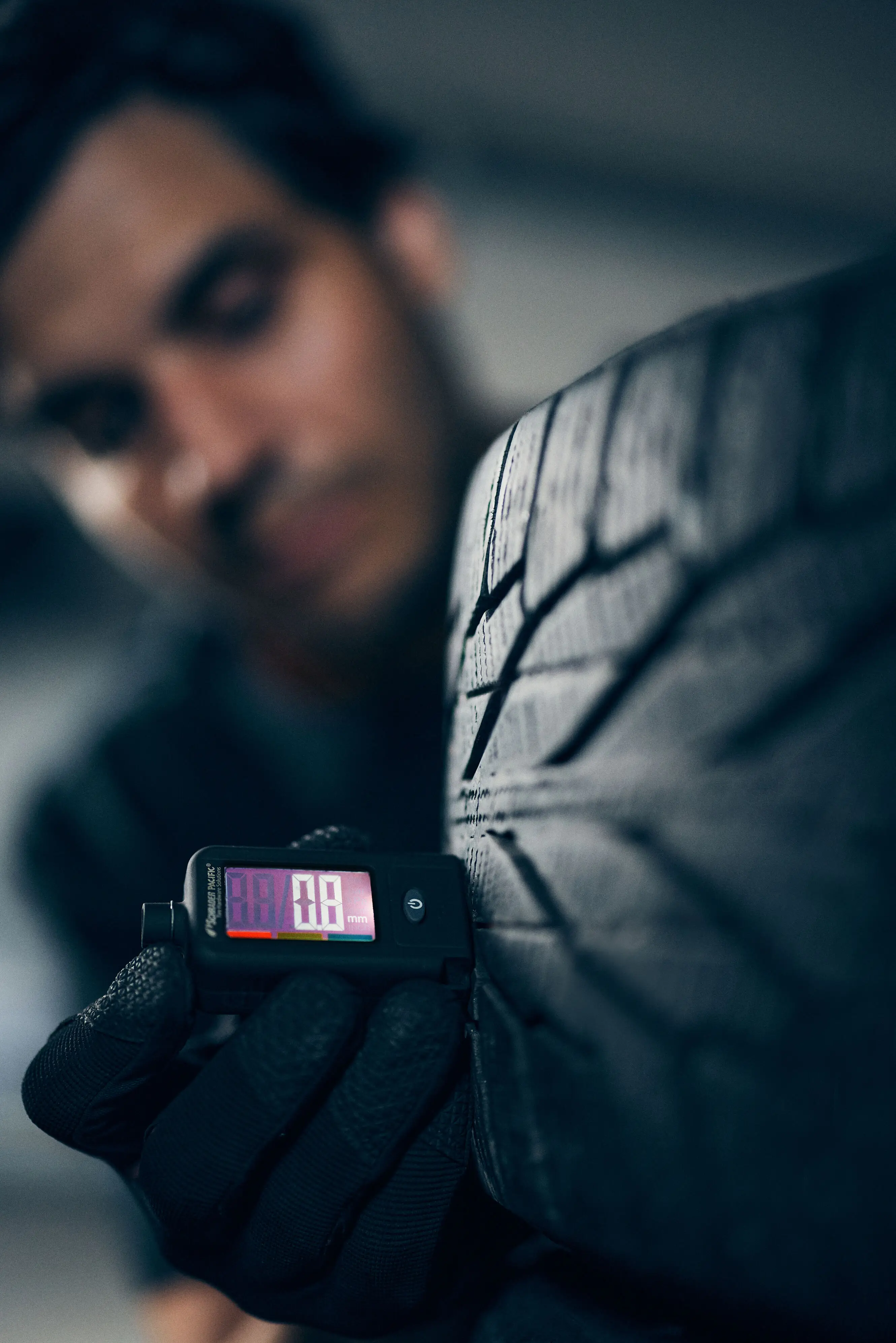 Mäter mönsterdjup på däck