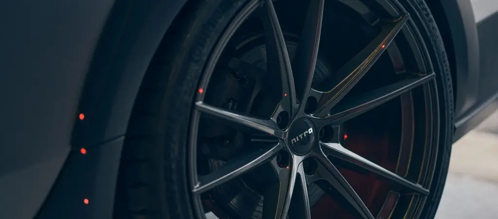 Nitro fälgar på grå bil