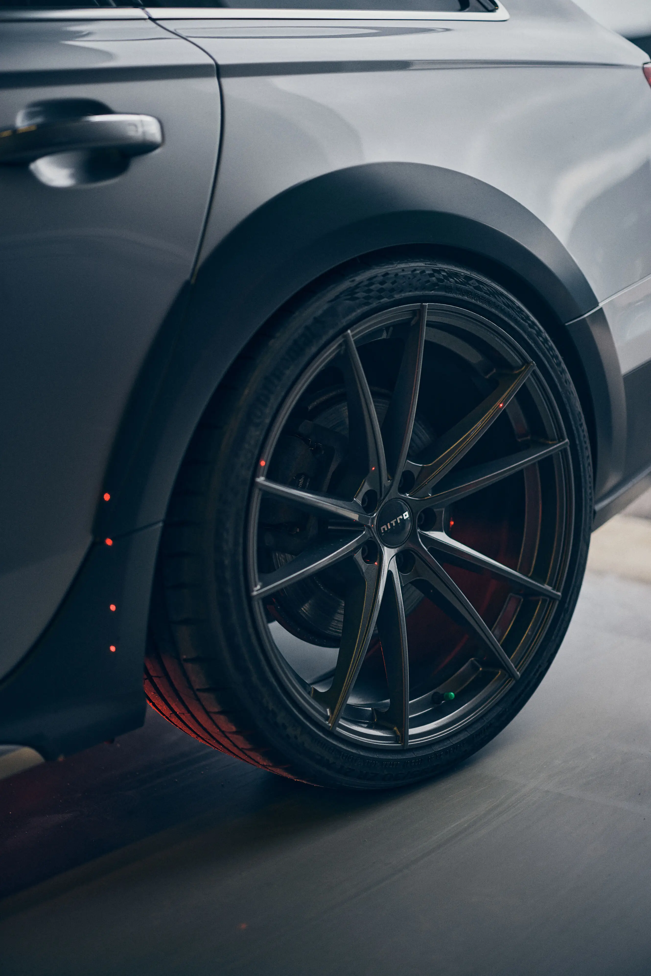 Nitro fälgar på grå bil